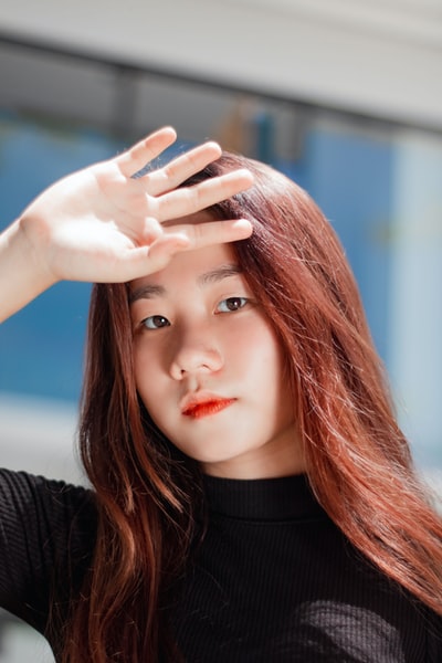 穿黑色针织毛衣的女人